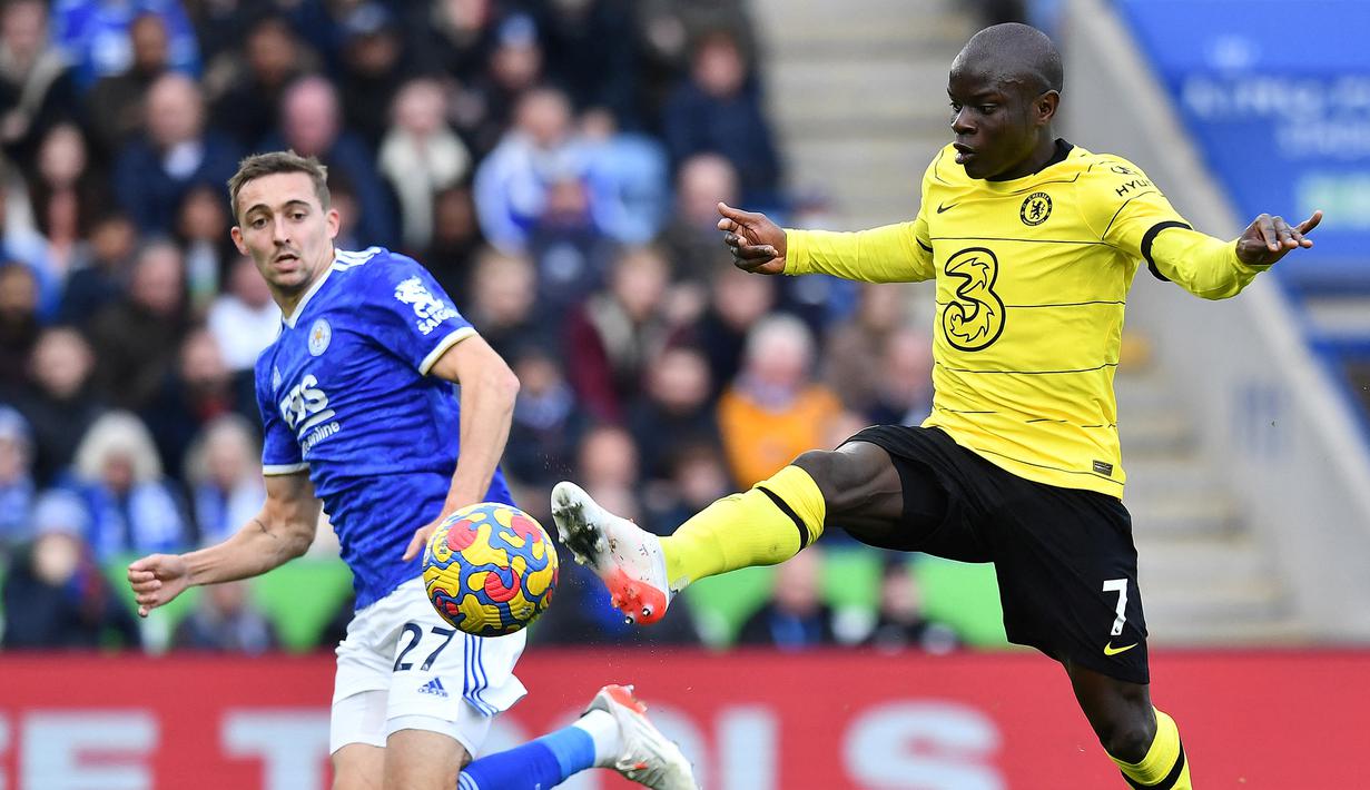 N'Golo Kante. Gelandang bertahan Prancis berusia 30 tahun ini telah 6 musim memperkuat Chelsea sejak didatangkan dari Leicester City pada awal musim 2016/2017 usai juara Premier League. Total telah tampil 238 kali di semua ajang dengan torehan 13 gol dan 12 assist. (AFP/Ben Stansall)