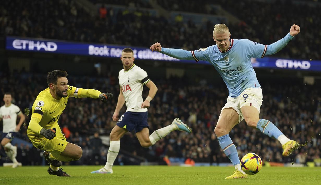 Pemain Manchester City, Erling Haaland, berusaha mencetak gol saat melawan Tottenham Hotspur pada laga Liga Inggris di Stadion Etihad, Kamis (19/1/2023). Namun, City merespons di babak kedua. The Citizens mampu mencetak empat gol melalui Julian Alvarez, Erling Haaland, dan sepasang gol Mahrez. (AP Photo/Dave Thompson)