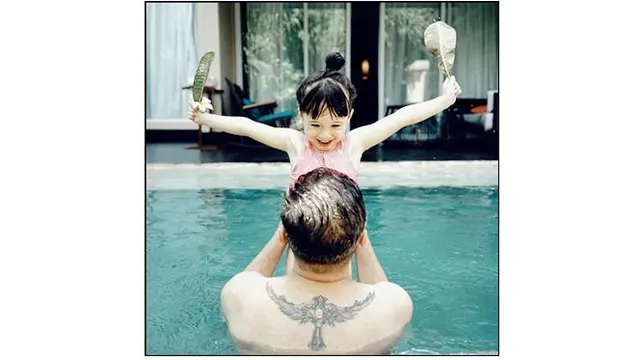 Ayah dan anak tersebut terlihat begitu bahagia.
