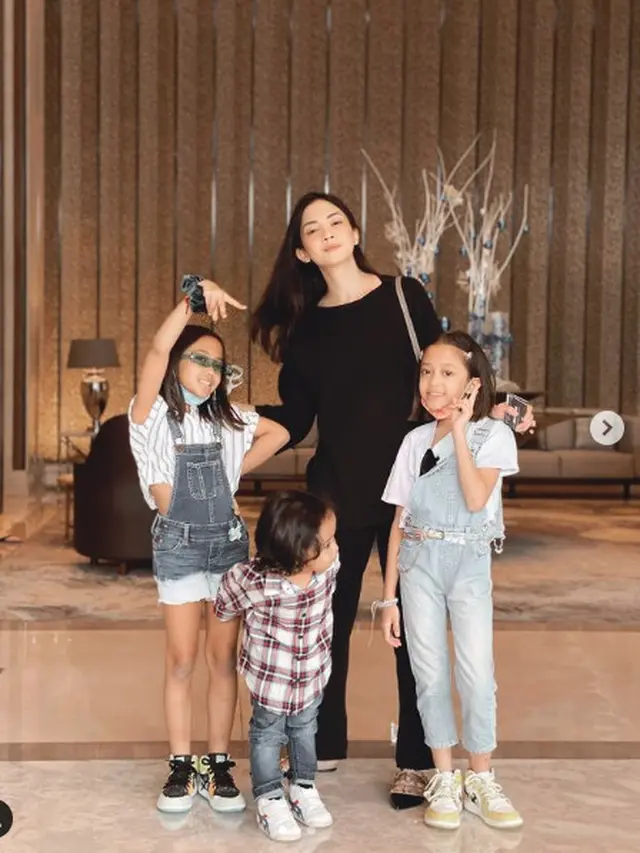 Ririn Dwi Ariyanti bersama dengan anak-anaknya