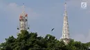 Pekerja melakukan proyek konservasi bagian menara Gereja Katedral Jakarta, Jumat (19/5). Konservasi guna membersihkan, memelihara dan memperbaiki gereja berarsitektur neo-gothic yang merupakan cagar budaya di Jakarta. (Liputan6.com/Immanuel Antonius)