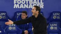 Manajer tim Chelsea, Frank Lampard tidak puas atas keputusan wasit dalam laga lanjutan Liga Inggris 2020/21 pekan ke-19 melawan Leicester City di King Power Stadium, Leicester, Selasa (19/1/2021). Chelsea kalah 0-2 dari Leicester City. (AFP/Rui Vieira/Pool)