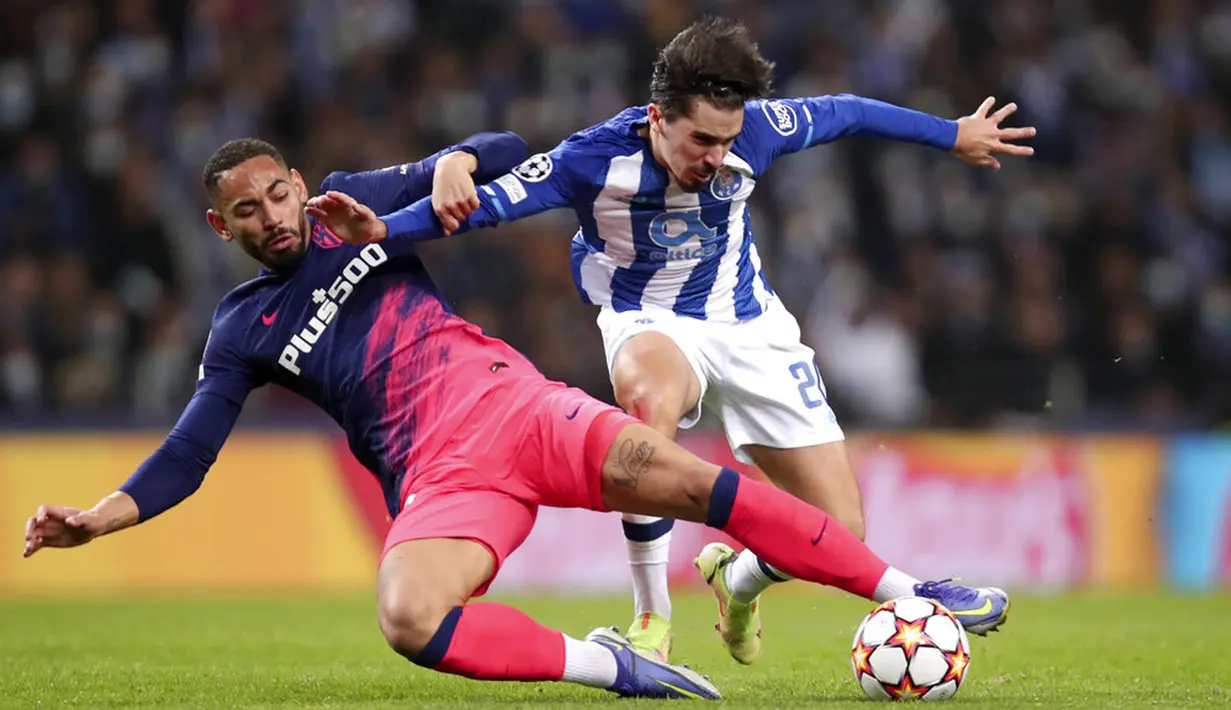 Pemain Atletico Madrid Matheus Cunha (kiri) mencoba menjegal pemain FC Porto Vitinha pada pertandingan sepak bola Grup B Liga Champions di Stadion Dragao, Porto, Portugal, 7 Desember 2021. Atletico Madrid menang 3-1. (AP Photo/Luis Vieira)