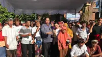 Menteri Koordinator Bidang Perekonomian Airlangga Hartarto meninjau penyaluran bantuan pangan di Kantor Kelurahan Serangan, Denpasar, Bali, Sabtu (13/1/2024). Dok Kemenko Perekonomian)