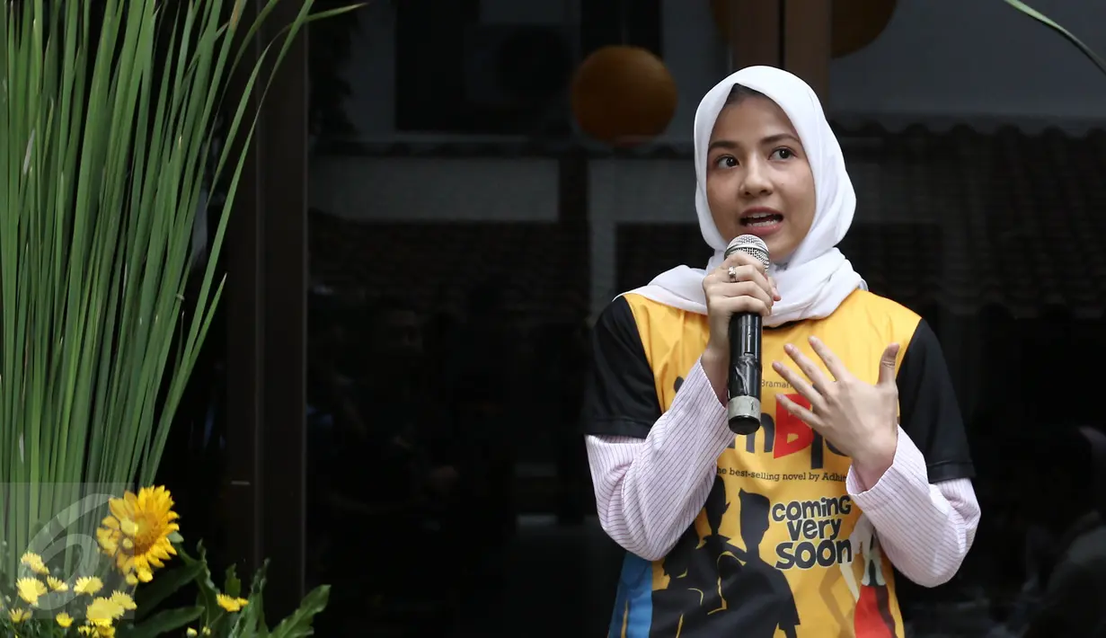 Nathasya Rizky saat jumpa pers di Kantor Falcon Pictures, Jakarta, Kamis (16/3). Nathasya Rizky menjadi salah satu pemain dalam film Jomblo Coming Very Soon yang disutradarai Hanung Bramantyo. (Liputan6.com/Herman Zakharia)