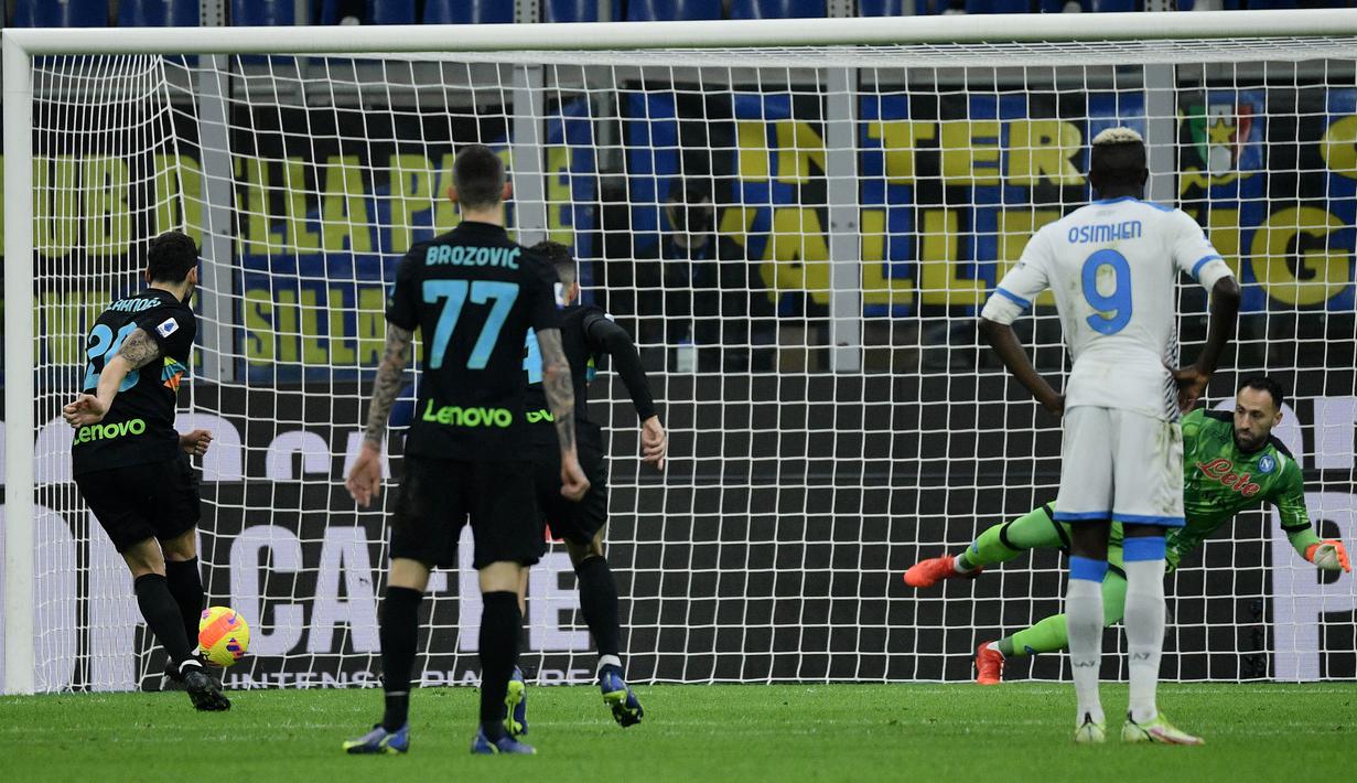 Menit ke-23, tuan rumah mendapat hadiah penalti usai VAR memvonis Kalidou Koulibaly melakukan handball di kotak terlarang.
Calhanoglu yang bertindak sebagai algojo pun sukses menjalankan tugasnya dengan sempurna mengecoh David Ospina. (AFP/Filippo Monteforte)