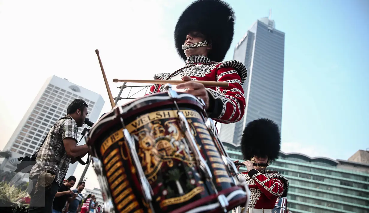 Aksi Scotts Guard alias penjaga Buckingham Palace mengelilingi kawasan Bundaran HI, Jakarta, Minggu (5/6). Aksi Scotts Guard yang didatangkan dari Inggris ini dalam rangka hari ulang tahun Ratu Elizabeth II yang ke-90. (Liputan6.com/Faizal Fanani)