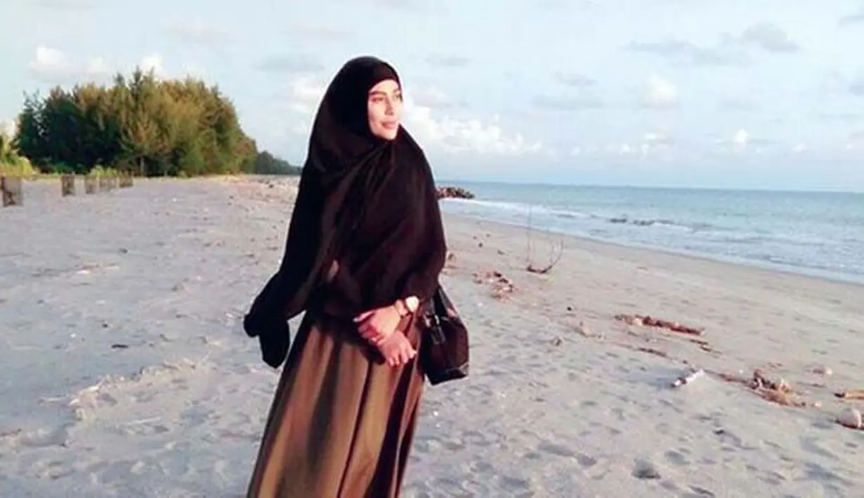 Cinta Penelope juga memutuskan untuk berhijab belum lama ini. Dan sekarang ini bukan hanya penampilannya yang semakin adem dilihat, namun Cinta Penelope juga kerap mengikuti kegiatan yang religius. (Instagram/princess_cintapenelope)