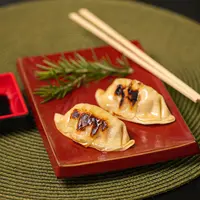 Gyoza dikenal dengan kulitnya yang tipis, bagian bawah yang renyah keemasan, serta isian yang lembut dan juicy. (Foto/dok: Pexels/Lucio Panerai)