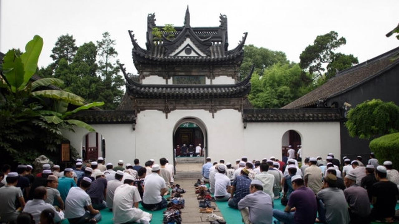 Kekhusyukan muslim minoritas China Salat Id di masjid mirip kuil