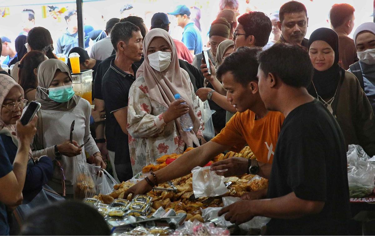FOTO: Berdesakan Berburu Takjil Di Pasar Benhil