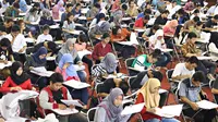 Peserta mengikuti Try Out Nasional SBMPTN 2016 di GOR Ciracas, Jakarta, Sabtu (21/5). Try Out Nasional yang digagas PDIP diikuti kurang lebih 200 ribu peserta SLTA/sederajat di 34 Provinsi se-Indonesia. (Liputan6.com/Immanuel Antonius)