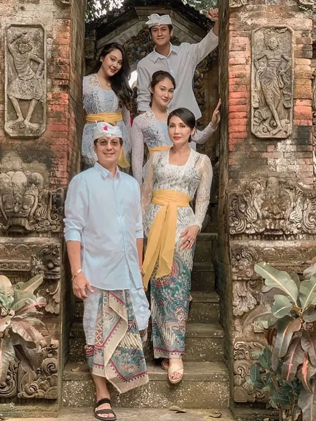 7 Potret Antonio Blanco Jr Bersama Keluarga, Tampil Kompak Dalam Busana Bali