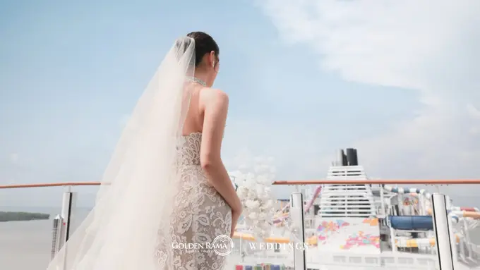 Kapal pesiar juga menghadirkan suasana romantis yang sulit ditemukan di tempat lain.