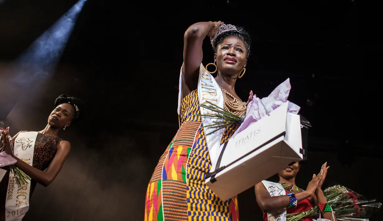 Miss Ghana, Rebecca Asamoah setelah dinobatkan sebagai pemenang Miss Africa Continent di Johannesburg, Afrika Selatan, 30 April 2016. Kontes kecantikan perdana di ‘'Benua Hitam'' ini diikuti 40 peserta dari negara-negara di Afrika. (JOHN Wessels/AFP)