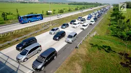 Kendaraan pemudik melintasi ruas jalan tol Palimanan, Cirebon, Jawa Barat, Rabu (21/6). Memasuki H-4 lebaran, volume kendaraan pemudik terus mengalami peningkatan. (Liputan6.com/Gempur M Surya)