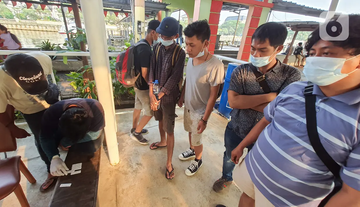 Wisatawan menunggu hasil tes cepat antigen sebelum melakukan perjalanan menuju Kepulauan Seribu dengan kapal di Dermaga Pantai Marina Ancol, Jakarta, Sabtu (22/5/2021). Tes antigen dilakukan setelah dibukanya kembali pariwisata di Kepulauan Seribu pada 18 Mei 2021. (Liputan6.com/Fery Pradolo)