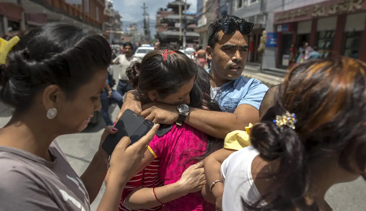 Sejumlah warga tampak saling berpelukan saat gempa susulan yang kembali melanda Nepal, Selasa (12/5/2015). Berdasarkan media setempat, kekuatan gempa mencapai 7,3 SR dan berlangsung lebih dari semenit. (REUTERS/Athit Perawongmetha)