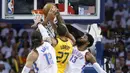 Pebasket Oklahoma City Thunder, Paul George, berusaha menghadang pebasket Utah Jazz, Rudy Gobert, pada gim kedua play-off NBA Wilayah Barat, Rabu (18/4/2018). Jazz menang 102-95 atas Thunder. (AP/Sue Ogrocki)