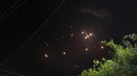 Rudal yang diluncurkan dari Iran menuju Israel melesat di langit malam seperti yang terlihat dari Deir al-Balah, Jalur Gaza, Selasa (1/10/2024). (Dok. AP/Abdel Kareem Hana)
