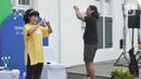 Teman tuli mengajak pengunjung untuk tampil menggunakan bahasa isyarat di Festival #IniJakarta2022, Kota Tua, Jakarta, Minggu (18/9/2022). Komunitas Tuli SilangHub mengajak pengunjung ngobrol bareng dan belajar bahasa isyarat dengan teman tuli.(Liputan6.com/Magang/Aida Nuralifa)