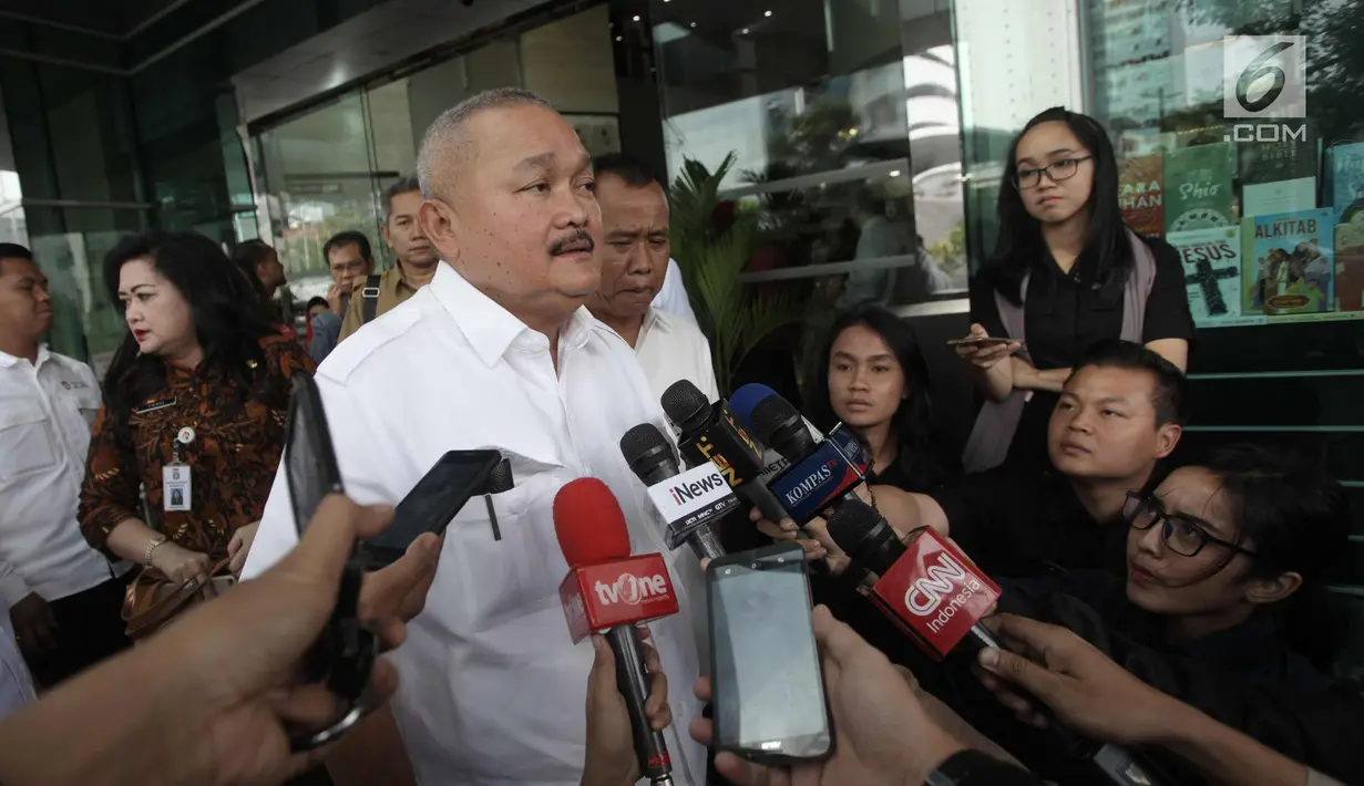 Gubernur Sumsel, Alex Noerdin memberi keterangan usai mengunjungi korban ambruknya balkon BEI di RS Siloam, Jakarta, Selasa (16/1). Soal biaya, seluruhnya menjadi tanggung jawab BEI dan Pemerintah Provinsi Sumsel. (Liputan6.com/Arya Manggala)