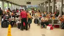 <p>Pemudik menunggu jadwal keberangkatan kereta mereka di Stasiun Pasar Senen, Jakarta, Selasa (26/4/2022). Sepekan menjelang Lebaran, lonjakan jumlah penumpang kereta api sudah mulai terlihat pada Selasa siang ini, dan diperkirakan akan terus bertambah hingga 30 April atau H-2 Idul Fitri. (Liputan6.com/Faizal Fanani)</p>