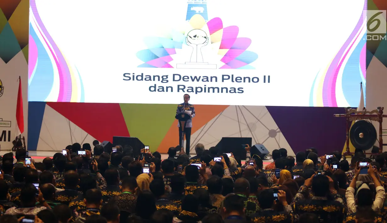 Presiden Joko Widodo atau Jokowi berbicara dalam Sidang Dewan Pleno II dan Rapimnas HIPMI di Tangerang, Banten, Rabu (7/3). Rapimnas ini dihadiri lebih dari 2.000 peserta dari 34 provinsi di Indonesia. (Liputan6.com/Angga Yuniar)