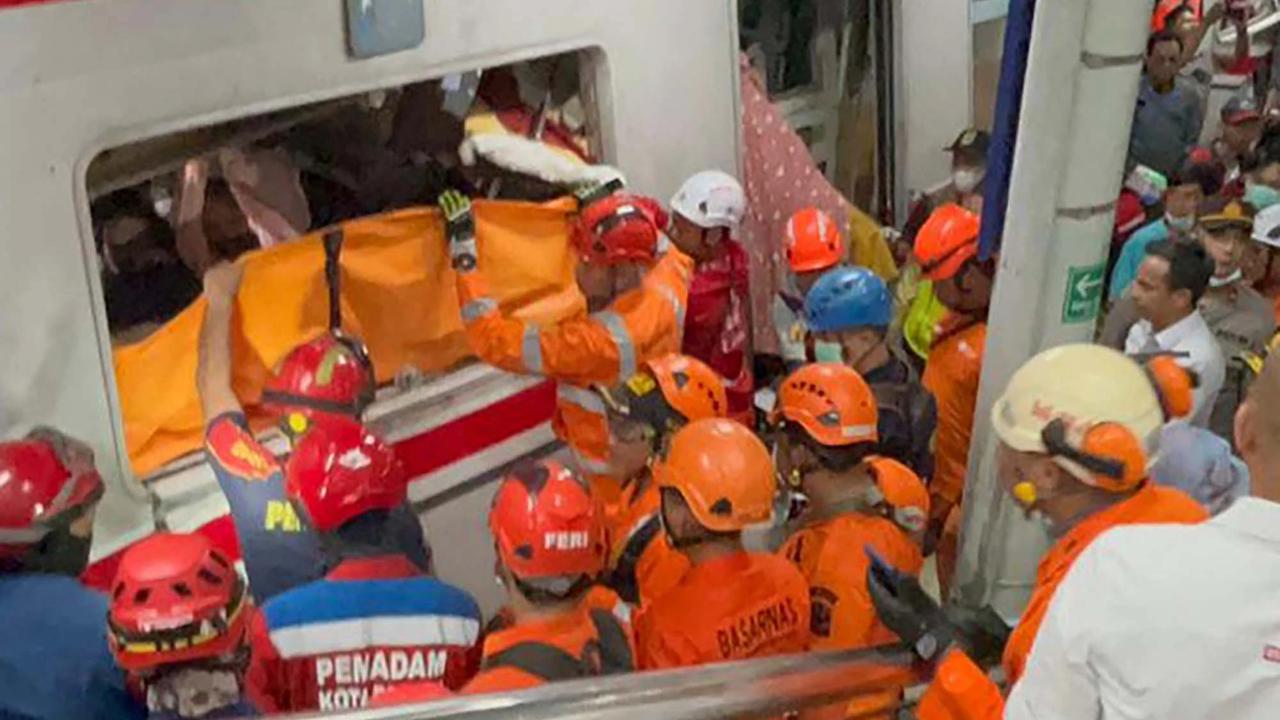 FOTO: Evakuasi Dramatis Korban Tabrakan Kereta di Bekasi Timur