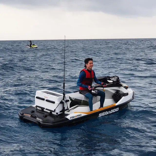 5 Aksi Kevin Sanjaya saat Main Jetski, Tak Hanya Jago Badminton