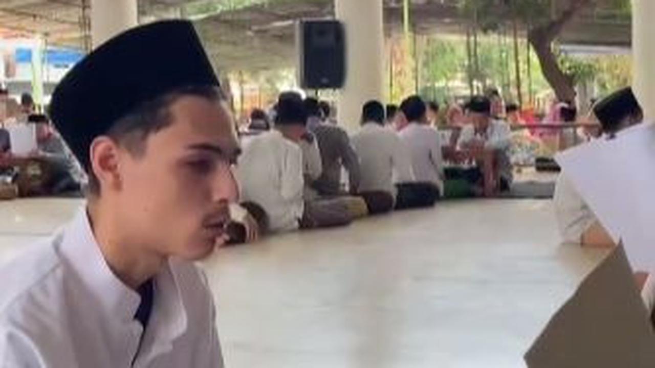 Menurut informasi si pengunggah, momen tersebut tak lain berlangsung di area Pondok Pesantren Attauhidiyyah Giren, Talang, Tegal, Jawa Tengah.