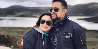 Pada September tahun ini, rumah tangga artis Nia Zulkarnaen dan Ari Sihasale genap 19 tahun. Berikut beberapa potret kemesraan artis yang kini lebih banyak di belakang layar ini selama menikah. Selain perbedaan keyakinan, suami Nia juga lebih muda. [Instagram/alenia259]