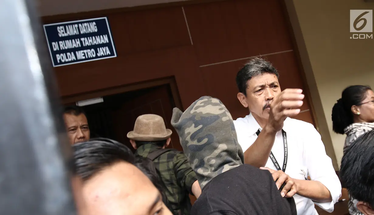 Putra Jeremy Thomas, Axel Matthew Thomas memasuki ruang tahanan di Polda Metro Jaya, Jakarta, Rabu (19/07). Axel Matthew dijerat dengan melanggar terkait Undang Undang Psikotropika terkait memesan narkoba. (Liputan6.com/Herman Zakharia)