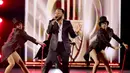John Legend tampil pada ajang penghargaan Latin Grammy Awards 2022 di Michelob Ultra Arena, Las Vegas, Nevada, Amerika Serikat, 17 November 2022. (Ethan Miller/Getty Images/AFP)