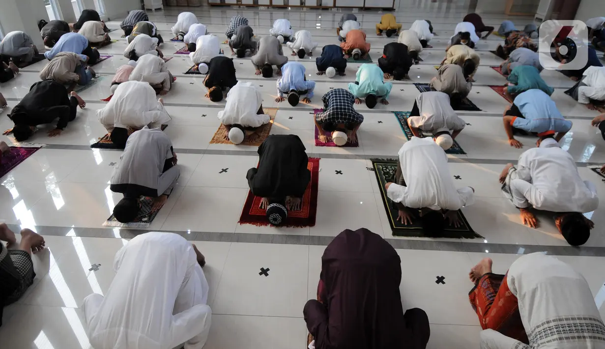 Umat muslim melaksanakan salat Idul Adha 1442 H di Masjid Al-Madina Zona Madina, Parung, Bogor, Jawa Barat, Selasa (20/7/2021). Pelaksanaan salat Idul Adha dilakukan dengan menerapkan protokol kesehatan. (merdeka.com/Arie Basuki)