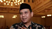 Fadly Padi Gemar Makan di Kaki Lima