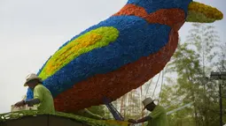 Burung raksaksa dengan aneka warna indah ini adalah rangkaian bunga yang beraneka warna. Foto diambil pada 31 Juli 2014 saat Festival Bunga Medellin di Kolombia (AFP PHOTO/Raul ARBOLEDA)