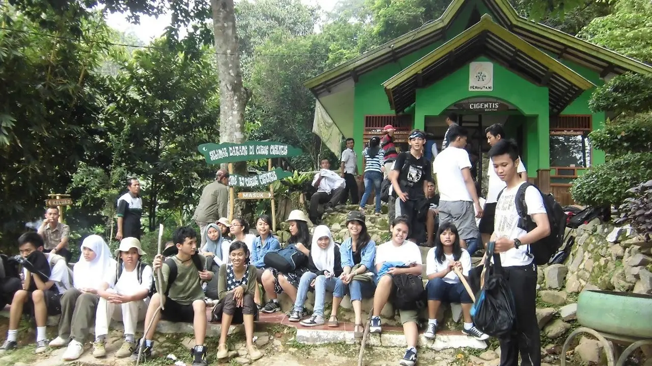 Gaya Kasual Anak-anak SMA Kalau Lagi Jalan ke Alam