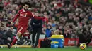 Pemain Liverpool, Mohamed Salah menendang bola pada laga pekan ke-21 Premier League kontra Leicester City di Anfield, Sabtu (30/12). Dua gol kemenangan Liverpool dicetak oleh Salah dengan skor akhir 2-1. (Paul ELLIS / AFP)