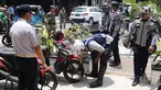 Petugas mengempeskan ban motor saat melakukan penertiban di kawasan pusat perbelanjaan Pasar Baru, Jakarta, Rabu (21/2). Penertiban dilakukan oleh petugas gabungan dari Satpol PP dan Dinas Perhubungan, serta Pasukan Oranye.(Liputan6.com/Immanuel Antonius)