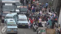 Antrean angkutan umum yang membuat kemacetan di kawasan Tanah Abang, Jakarta. Rabu (4/1). Kemacetan terjadi di Pasar Tanah Abang disebabkan pedagang menggelar dagangannya di badan jalan dan angkot berhenti sembarangan. (Liputan6.com/Immanuel Antonius)