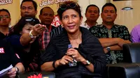 Susi Pudjiastuti saat berbincang dengan pihak penyelanggara acara/Sabtu,(4/4)