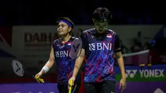 Pasangan unggulan kedua dan andalan tuan rumah, Apriyani Rahayu/Siti Fadia Silva Ramadhanti harus tersingkir di babak pertama Daihatsu Indonesia Masters 2024 setelah dikalahkan pasangan non-unggulan dari Belanda, Debora Jille/Cheryl Seinen dengan dua game langsung 14-21, 17-21. Kekalahan ini tentu dapat dimaklumi karena Apriyani Rahayu sejatinya tengah dalam kondisi pemulihan cedera betis, sehingga penampilannya belum maksimal. Bahkan ganda putri terbaik tanah air ini sempat mundur dari dua turnamen awal tahun ini, yaitu Malaysia Open dan India Open 2024. (Bola.com/Bagaskara Lazuardi)