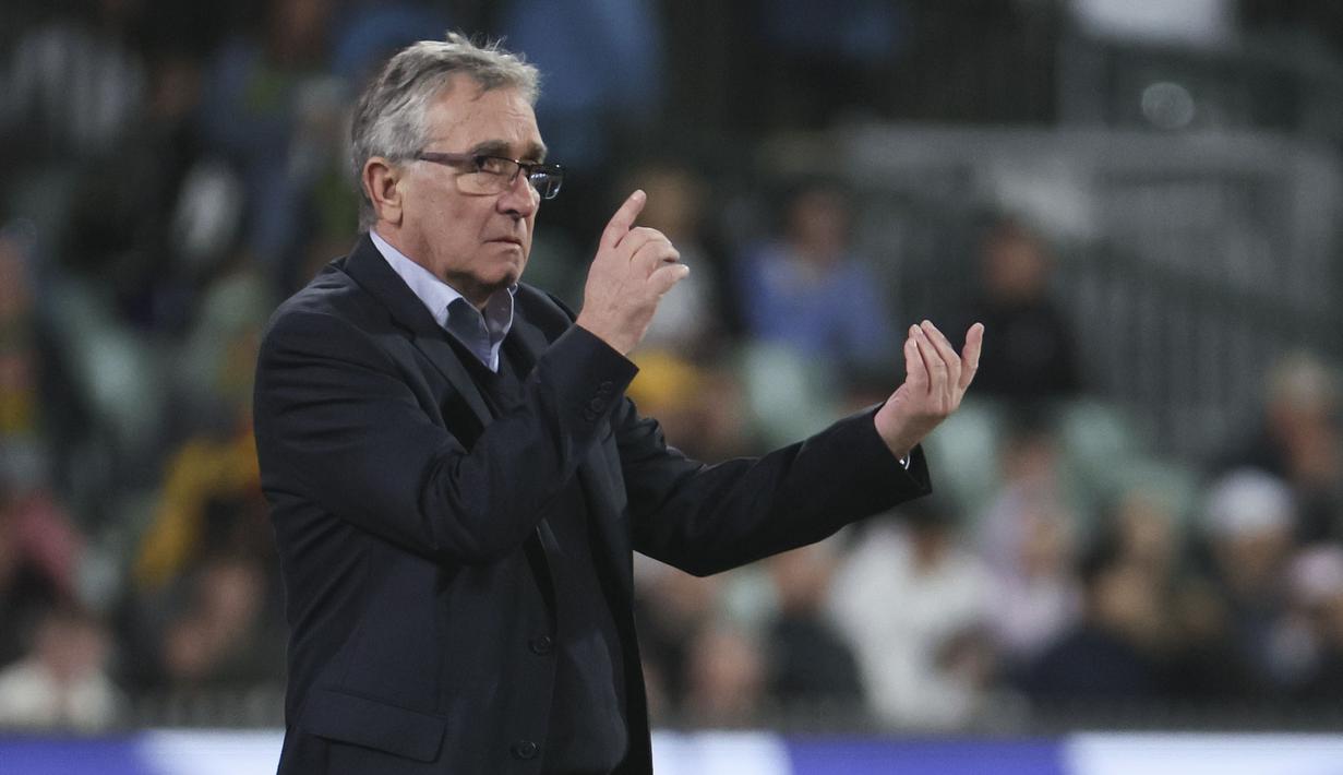 Pelatih China, Brando Ivankovic memberikan instruksi kepada pemainnya saat laga lanjutan Grup C Kualifikasi Piala Dunia 2026 melawan Australia yang berlangsung di Adelaide Oval, Adelaide, Australia, Kamis (10/10/2024). (AP Photo/James Elsby)