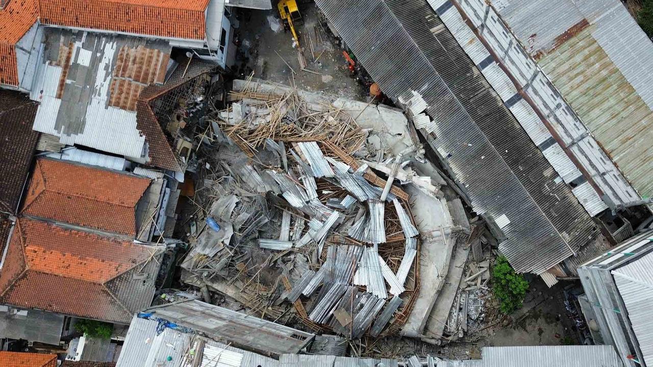 FOTO: Tangis Keluarga  Menunggu Santri Korban Musala Ambruk