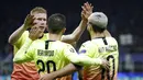 Para pemain Manchester City merayakan gol ke gawang Atalanta pada laga Liga Champions 2019 di Stadion San Siro, Rabu (6/11). Kedua tim bermain imbang 1-1. (AP/Luca Bruno)