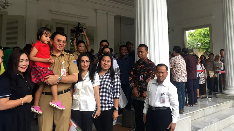 Pendopo Balai Kota DKI Jakarta, Senin (6/3/2017) pagi, riuh oleh warga yang ingin bertemu Ahok.