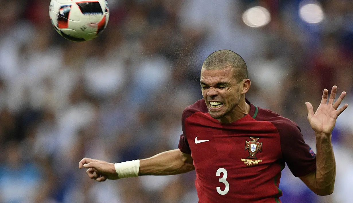 4. Pepe (Portugal) - Meski sudah memasuki usia senja, dirinya tetap menjadi andalan. Musim lalu bek kelahiran Brasil itu menjadi pilihan utama Zinedine Zidane saat mengantar Real Madrid juara La Liga dan Liga Champions. (AFP/Martin Bureau)