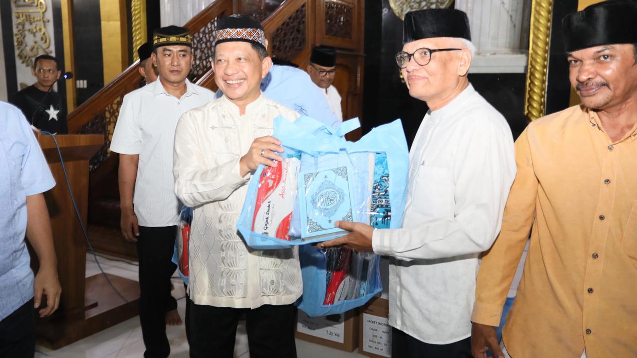 Kasatgas Tito Tarawih Bersama Warga di Masjid Agung Islamic Centre Lhokseumawe