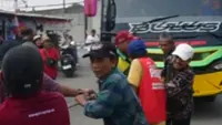 Lomba Tarik Bus di Terminal Lebak Bulus Meriahkan HUT RI